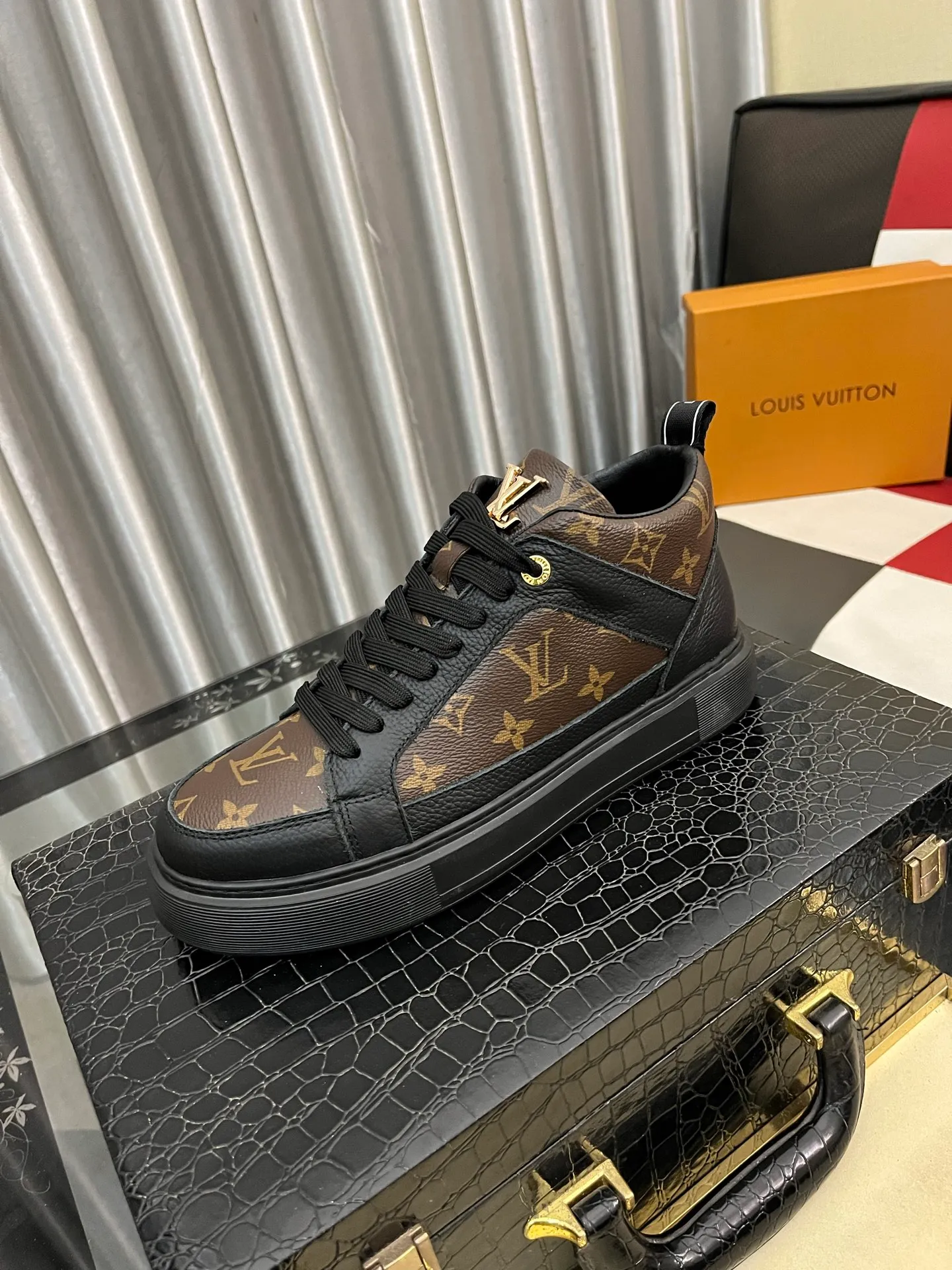 Ex-factory price: 438⌚️⌚️[LOUIS VUITTON] Same style as Louis Vuitton* official website 🚹Men's high-top casual shoes❤️Same style as popular celebrities and big names ~ Best-selling at home and abroad Lv focuses on the checkerboard series...Imported first-layer cowhide with special fabrics➕Full sheepskin lining➕Brand-specific hollow outsole, code number: 38-44